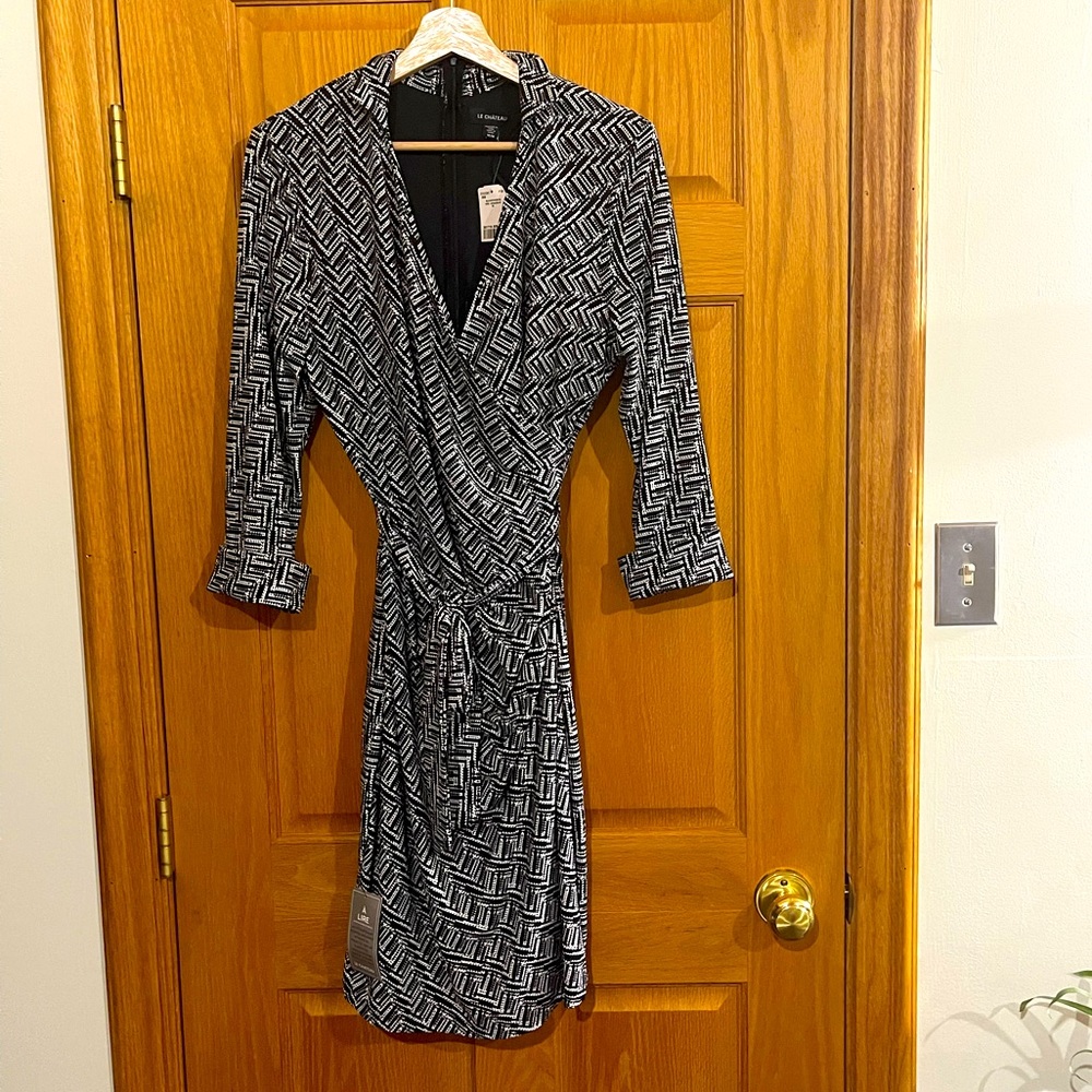 NWT Le Chateau Geometric Bell Sleeve Dress M